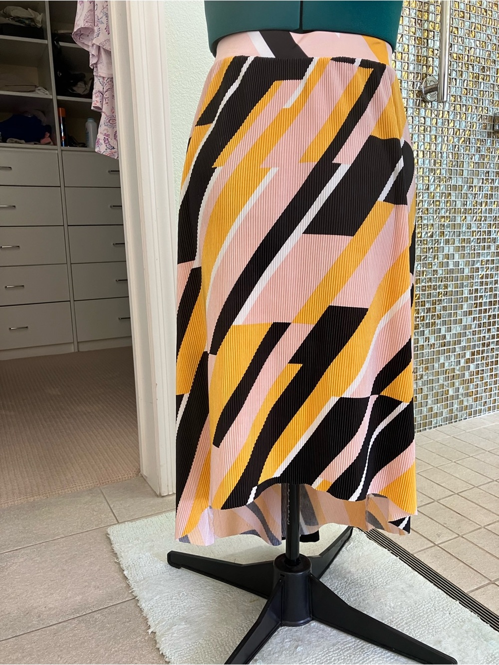 NEW W/ TAG: Lane Bryant Hi Low Pleated Flowy Skirt 18-20 - Picture 2 of 8